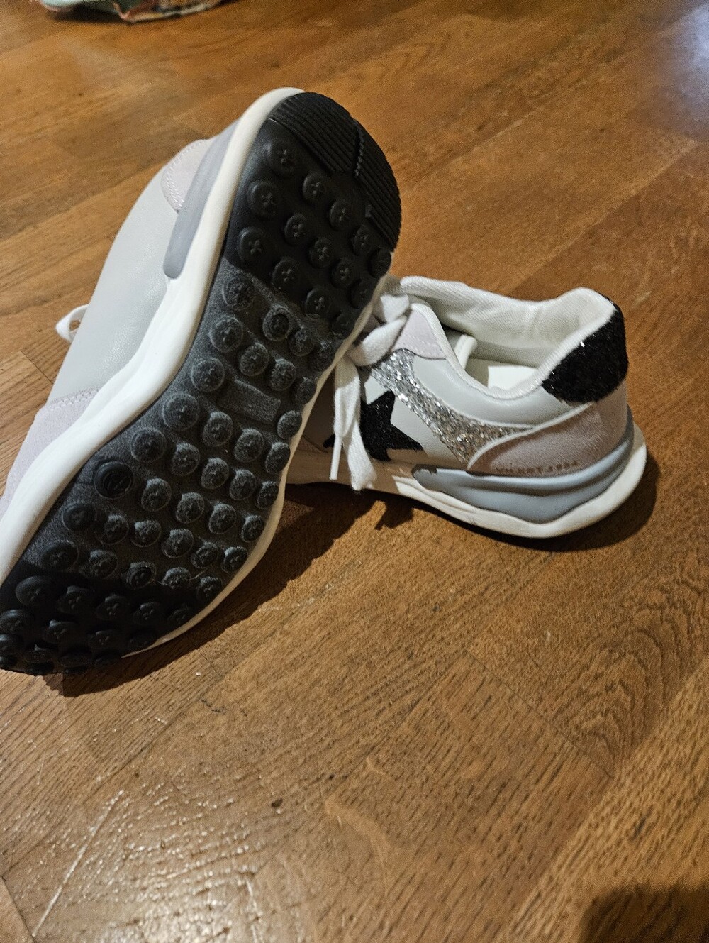 Vintage Havana White Low-Top Sneaker with Subtle Silver Accents - Picture 4 of 4